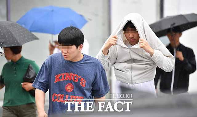 전국에 많은 비가 예보된 4일 오후 서울 강남구 강남역 일대의 시민이 옷으로 머리를 가린 채 발걸음을 재촉하고 있다. /박헌우 기자