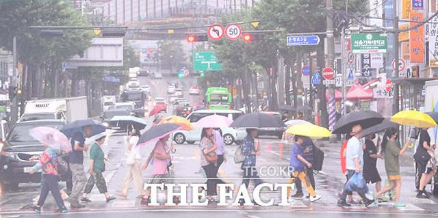 호우주의보가 발효된 4일 오후 서울 은평구 불광역 일대의 시민들이 우산을 쓰고 발걸음을 재촉하고 있다. /장윤석 인턴기자