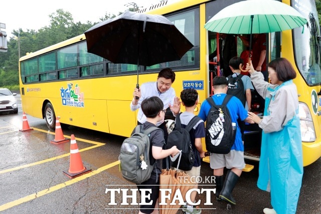 4일 민선8기 출범 1주년을 맞아 김철우 보성군수가 초등학교 통학버스 안전 도우미로 변신해 학생들의 등하교 안전을 직접 챙겼다./보성군