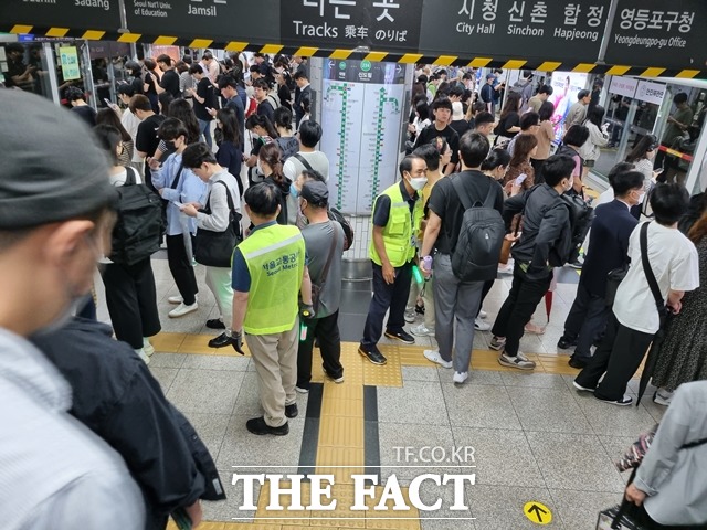 서울교통공사가 출근과 저녁 시간 지하철 안전 업무를 돕는 지하철 안전도우미 678명을 5일부터 모집한다. 주요 역사에서 승객을 안내하는 도우미 모습. /서울시 제공