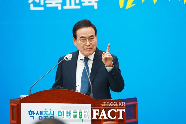 서거석 전북도교육감이 4일 전북교육청 강당에서 취임 1주년 기자회견을 갖고 있다. /전북도교육청