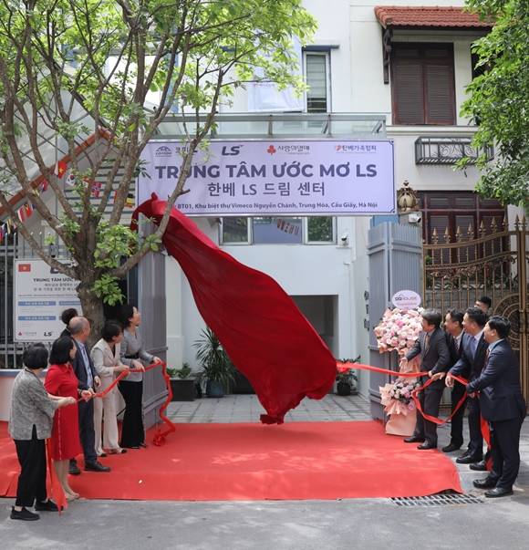 LS그룹이 지난 5월 4일, 베트남 하노이에서 LS드림센터를 개소했다. LS드림센터는 한국인과 베트남인이 결혼한 가정의 여성 취업과 자녀교육 문제를 지원한다. /LS그룹