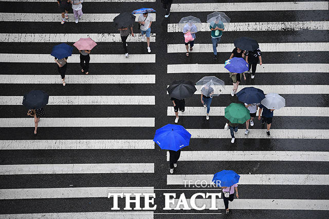 전국에 많은 비가 예보된 4일 오후 서울 강남구 강남역 일대의 시민들이 우산을 쓰고 발걸음을 재촉하고 있다. /박헌우 기자