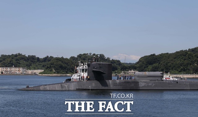 일본 요코스카항에 입항한 오하이오급 핵추진 잠수함 미시건함의 긴 선체.세일 뒤에 특부대원을 수용할 수 있는 체임버가 보인다. /미해군 7함대