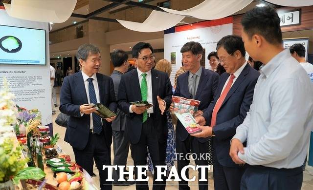 2023 파리 K-Food Fair에 참석한 김춘진 한국농수산식품유통공사(aT) 사장(왼쪽에서 두 번째)이 박람회장을 둘러보고 있다. / 한국농수산식품유통공사