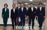  밝은 표정으로 하반기 경제정책방향 합동브리핑에 참석하는 부처 장관들 [포토]