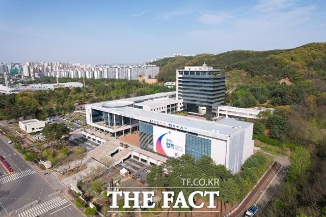 충남 천안시가 견인차량보관, 국민여가캠핑장, 도시창조두드림센터, 천안역지하도상가, 동남구청사 복합건물에 대한 민간 위탁을 내부 검토 중이다. / 천안시