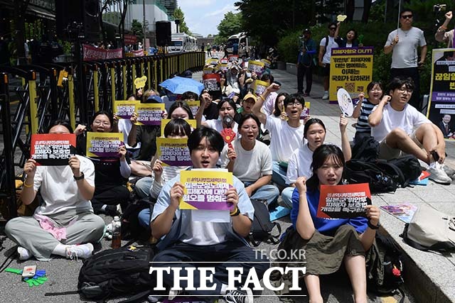 제1603차 일본군 위안부 피해자 문제 해결을 위한 정기 수요시위가 5일 오후 서울 종로구 주한 일본대사관 인근에서 열린 가운데 참가자들이 손피켓을 들어보이며 구호를 외치고 있다. /서예원 인턴기자