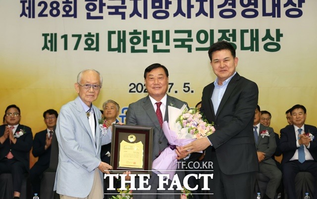 김윤철 합천군수(가운데)가 한국지방자치경영대상을 수상한 후 기념 촬영을 하고 있다./합천군