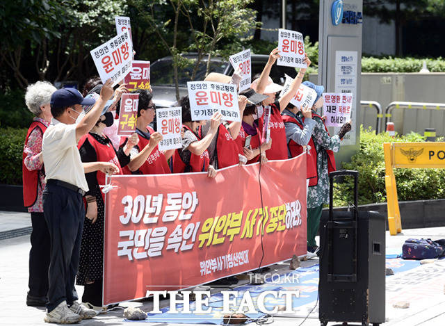 엄마부대 등 일부 보수단체 회원들이 5일 오후 서울 종로구 평화의 소녀상 일대에서 수요시위 반대 집회를 하고 있다.