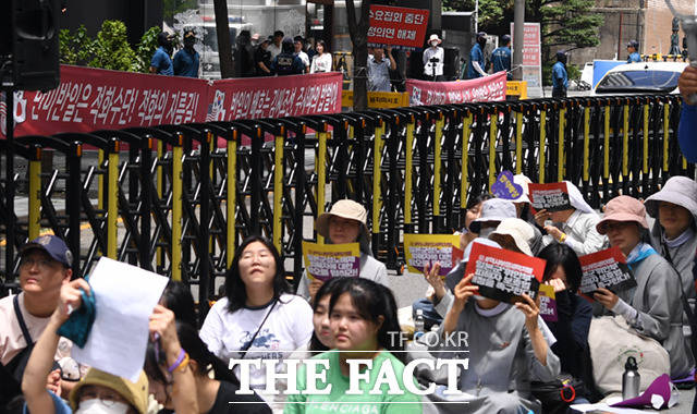 제1603차 일본 성노예제 문제해결을 위한 정기 수요시위가 열린 5일 오후 서울 종로구 평화의 소녀상 일대에서 열린 가운데, 맞은편 보수단체의 현수막이 보이고 있다.