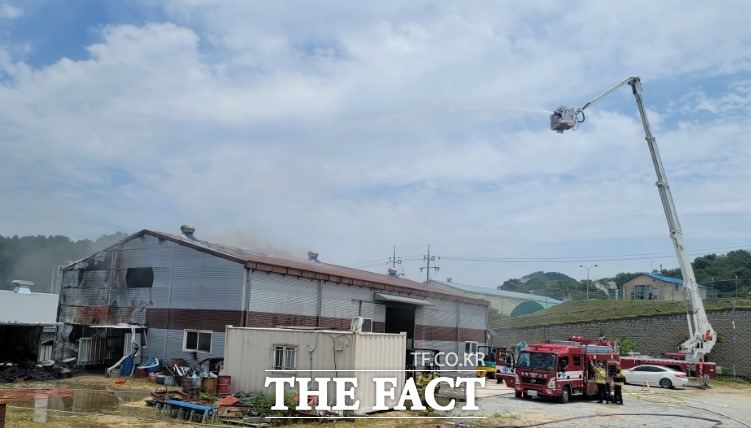 6일 낮 12시 15분쯤 문경시 영순면 한 산업용기계 제조공장에서 화재가 발생해 건물 일부가 불에 탔다./경북소방본부