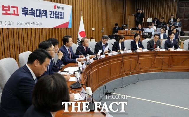 국제원자력기구(IAEA)가 일본의 오염수 방류 계획이 국제 안전 기준에 부합한다고 결론 내리면서 국민의힘은 안전성 논란은 일단락 됐다고 보고 있다. 국민의힘은 야당의 공세를 괴담 선동이라며 비판을 이어가면서 후속 조치 마련에 만전을 기하고 있다. 윤재옥 국민의힘 원내대표가 3일 오후 서울 여의도 국회에서 열린 국제원자력기구(IAEA) 검증 결과 보고 후속 대책 간담회에서 인사말을 하고 있다. /뉴시스