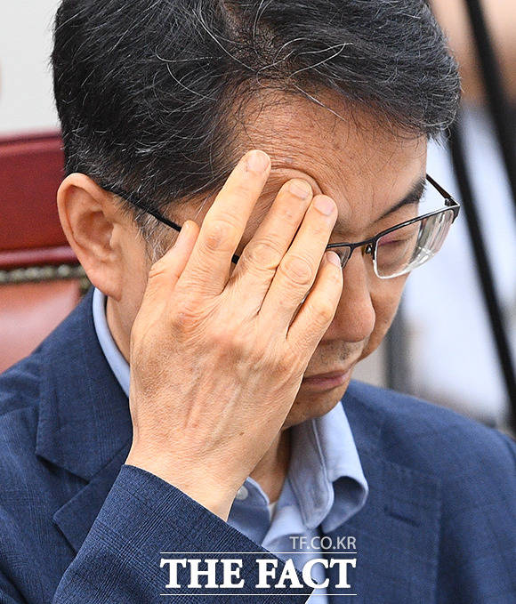 박준식 최저임금위원회 위원장이 6일 오후 세종시 정부세종청사 최저임금위원회의실에서 열린 제11차 전원회의에서 깊은 생각에 잠겨 있다.