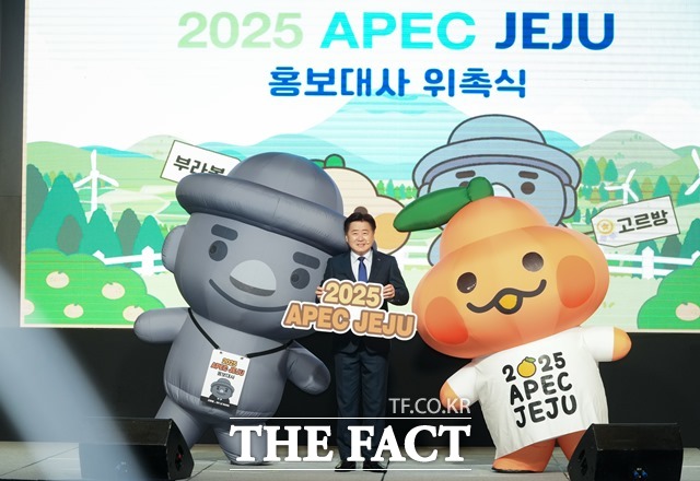 오영훈 제주지사가 2025 APEC 정상회의 제주 유치를 위해 캐릭터 홍보대사(부라봉, 고르방)를 위촉하고 기념촬영을 하고 있다./제주도