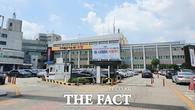 경기 고양특례시가 이달 7일 열리는 경기도북부권시장군수협의회에 시내버스 요금인상 현실화 반영과 경기도 재정 분담 비율 상향을 정식 안건으로 제출했다. 고양특례시청 전경./고상규 기자