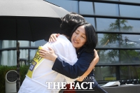  이정미와 포옹하는 일본 사민당 오바츠키 의원 [포토]