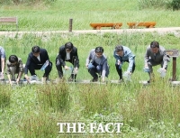  청주시, 상당산성 자연마당에 물장군 70개체 방사