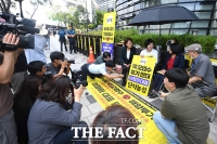  일본대사관 앞에서 이정미 만난 日 사민당 오바츠키 의원 [TF사진관]