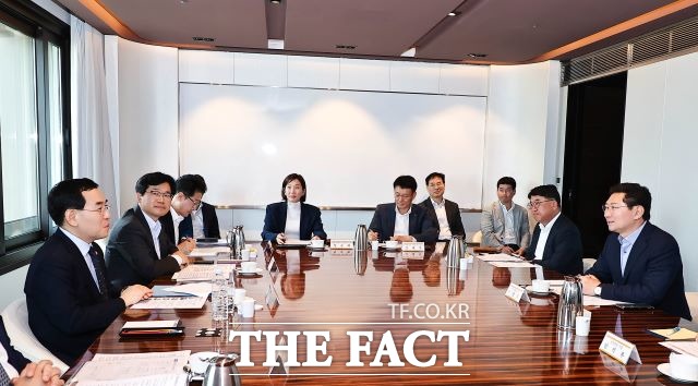 이상일 용인시장(오른쪽)이 7일 반도체 클러스터 전력공급 대책회의에서 이창양 산업자원부 장관(왼쪽)과 이야기를 나누고 있다./용인시