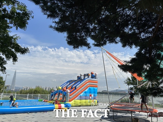 수영장 한켠에는 에어슬라이드·유로번지·뒹굴러·페달보트 등 놀이 시설도 있다. /김해인 기자