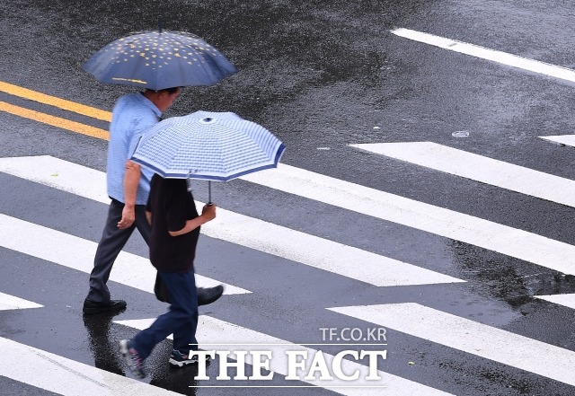 호우주의보가 발효된 4일 오후 서울 은평구 새절역 일대의 시민들이 우산을 쓰고 발걸음을 재촉하고 있다. /장윤석 인턴기자