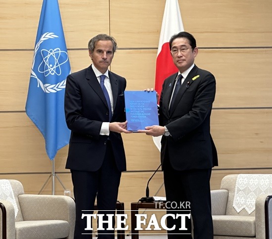 라파엘 그로시 IAEA 사무총장(왼쪽)은 지난 4일 일본 도쿄에서 기시다 후미오 일본 총리에게 후쿠시마 원전 오염수 처리 계획에 대한 최종 보고서를 전달했다. /IAEA