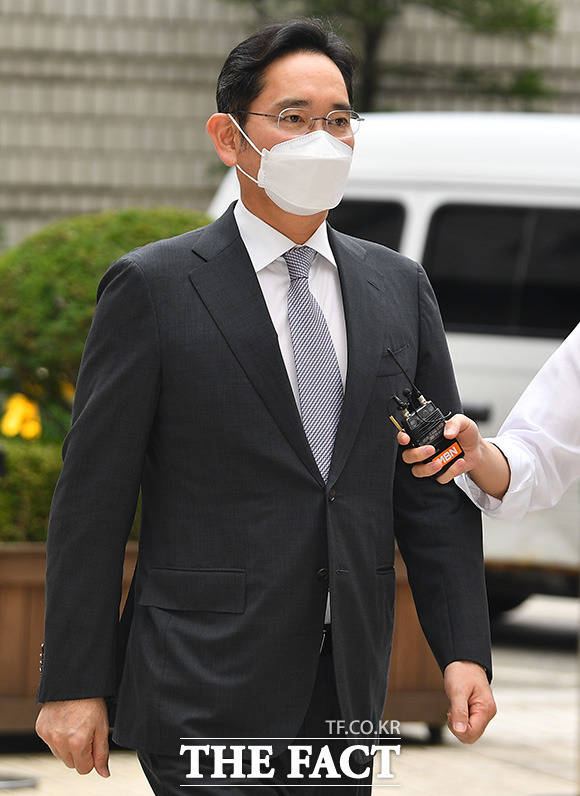 삼성 부당 합병 혐의를 받는 이재용 삼성전자 회장이 7일 오전 서울중앙지방법원에서 열린 1심 공판에 출석하고 있다. /장윤석 인턴기자