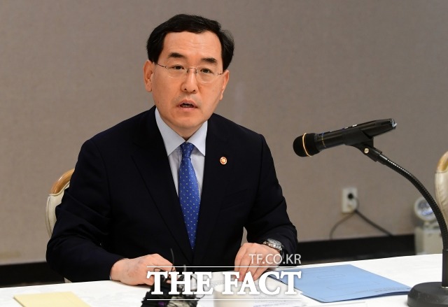 이창양 산업통상자원부 장관은 7일 방한 중인 압둘라 빈 투크 알 마리 UAE 경제부 장관과 만나 지난 1월 윤석열 대통령의 UAE 국빈방문 성과를 점검했다. 사진은 이 장관이 2일 정부서울청사에서 열린 경제단체와 긴급 간담회에서 모두발언을 하고 있는 모습./임영무 기자