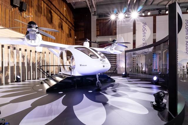 SK텔레콤이 프랑스 파리에서 열린 2030부산세계박람회 공식 리셉션에서 전시한 실물 크기의 UAM 시뮬레이터. /SK텔레콤