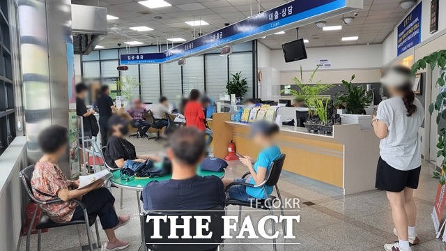 7일 오전 경기도 남양주시 화도새마을금고 평내지점에 고객들이 예·적금 상품을 해지하기 위해 대기하고 있다. /정소양 기자