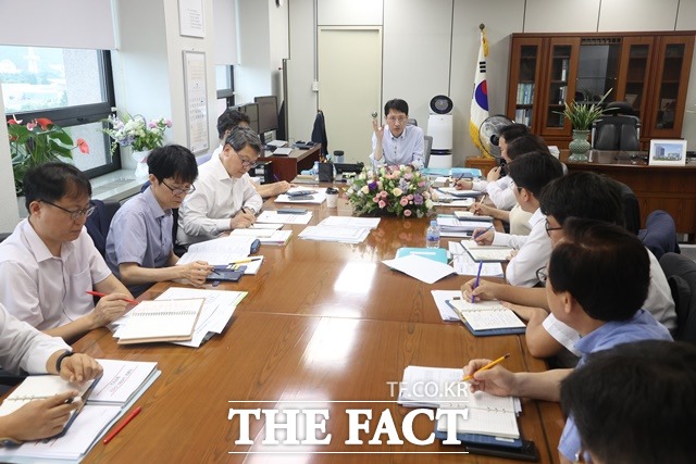 제38대 김윤상 조달청장이 7일 취임식 대신 현안 점검 회의를 가졌다. / 조달청