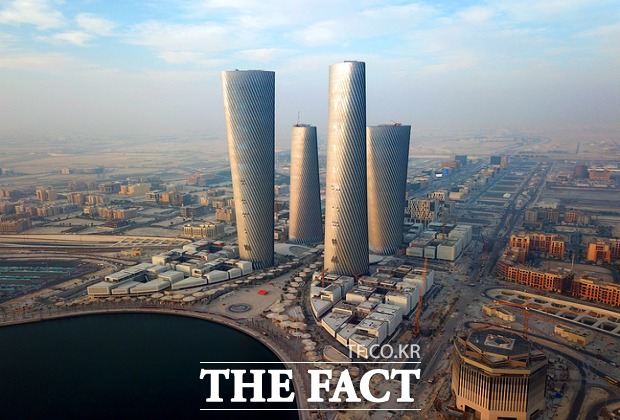 국내 건설사들의 해외 수주 실적이 상반기 막판 분위기 반전에 성공했다. 사진은 현대건설이 카타르에서 시공 중인 루사일 타워. /현대건설