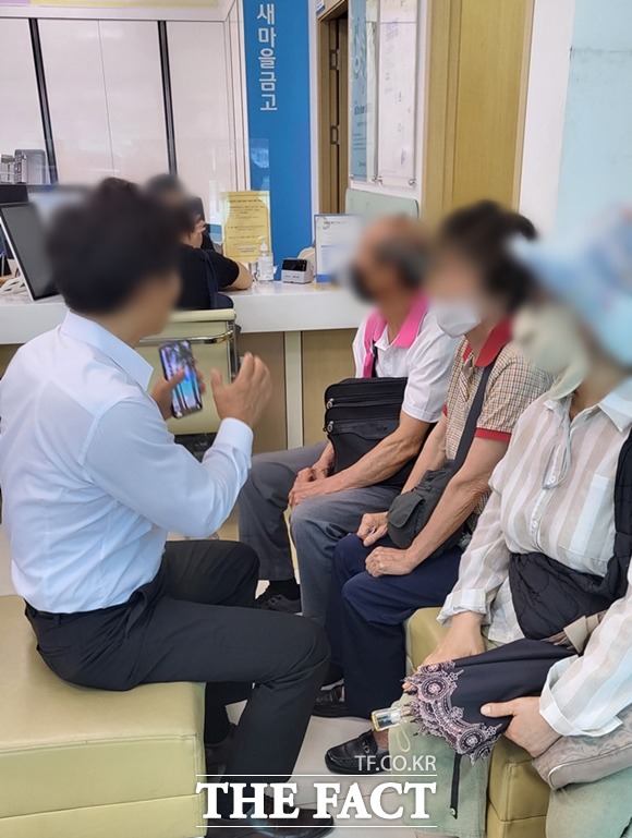 화도새마을금고 호평지점 직원이 예금 인출 관련 문의를 하러 온 고객들에 파산이 아니다라고 설명하고 있다. /정소양 기자