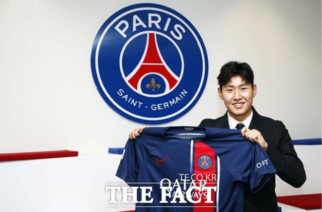 슛돌이 이강인이 9일 한국선수로는 처음 세계적 명문 클럽 파리 생제르맹(PSG)에 공식 입단한 뒤 팀 유니폼을 들어보이고 있다./파리 생제르맹