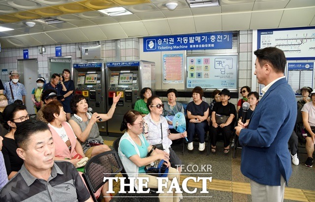 7일 김동근 의정부시장이 망월사역을 찾아 주민들과 긴급 설명회를 갖고 있다. 주민 반발 속 한국철도공사는 당장 8일 첫차부터 개통을 강행한다는 방침이여서 북부게이트 존치를 주장하는 주민들과 상인들의 마찰이 예상된다./ 의정부 = 고상규기자