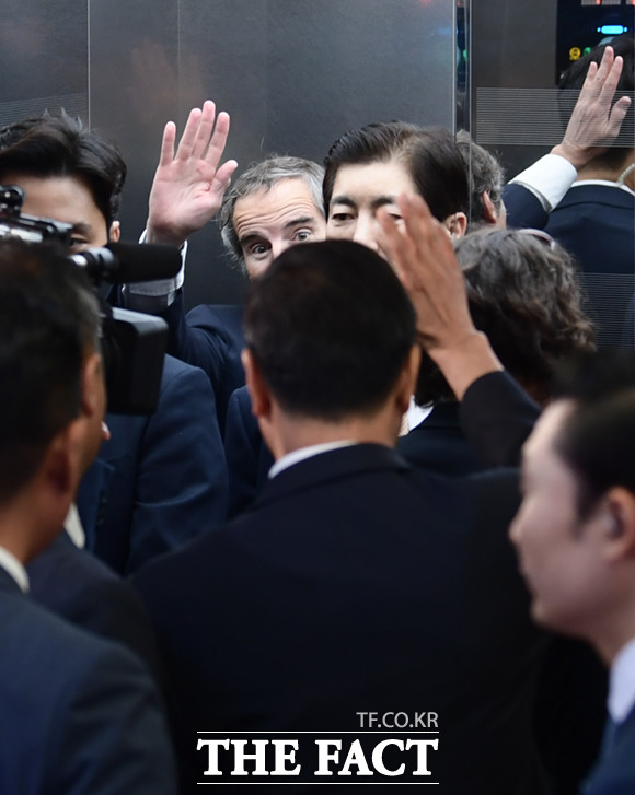 라파엘 그로시 국제원자력기구(IAEA) 사무총장이 면담을 마친 뒤 엘레베이터에 올라 위성곤 대책위원장에게 손 인사하고 있다.