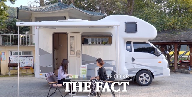 ‘아이마음 토닥토닥 상담 캠핑카’가 시행 2년 만에 사회적 정서적 어려움을 겪는 아동과 가족의 마음 회복에 유의미한 성과를 거두고 있는 것으로 나타났다. 찾아가는 상담 캠핑차 상담 연출 모습. / 천안시