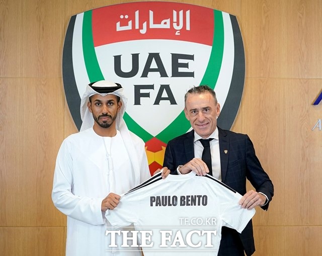 지난해 12월까지 한국 대표팀을 지휘한 파울루 벤투 감독(오른쪽)이 10일 UAE 대표팀 사령탑에 취임한 뒤 기념사진을 찍고 있다./UAE FA