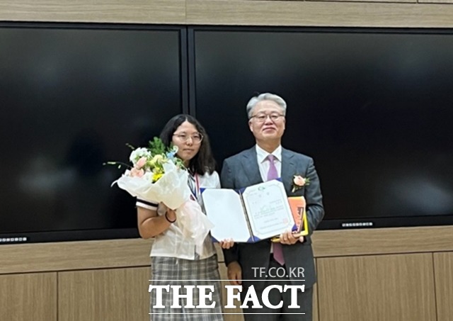 세종국제과학고등학교 3학년 손하연 학생(왼쪽)이 7월 8일 서울대학교에서 열린 ‘2023년 제23회 전국지리올림피아드대회’ 시상식에서 대상을 받고 기념촬영하고 있다. / 세종시교육청