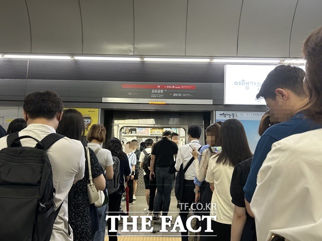 양 구간에서 열차를 기다리는 시민들이 길게 줄지어 서있었지만 막상 열차 안은 크게 붐비지 않았다. 10일 오전 8시쯤 시민들이 김포공항역 9호선을 타기 위해 줄서있는 모습. /김해인 기자