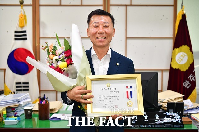 전북 완주군의회 유이수 산업건설위원장이 지난 6일 전북시군의장협의회로부터 받은 지방의정봉사상을 들고 기념촬영을 하고 있다. / 완주군의회