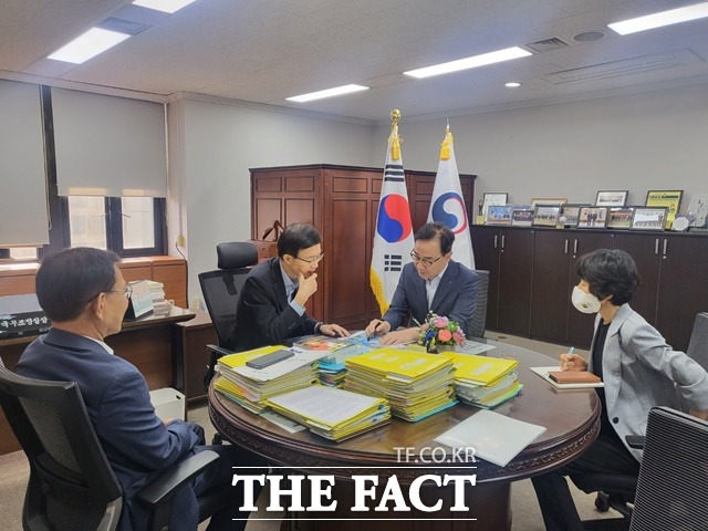 하승철 하동군수가 내년도 국비 확보와 지역 현안 해결을 위해 국회 및 중앙부처를 방문했다./하동군