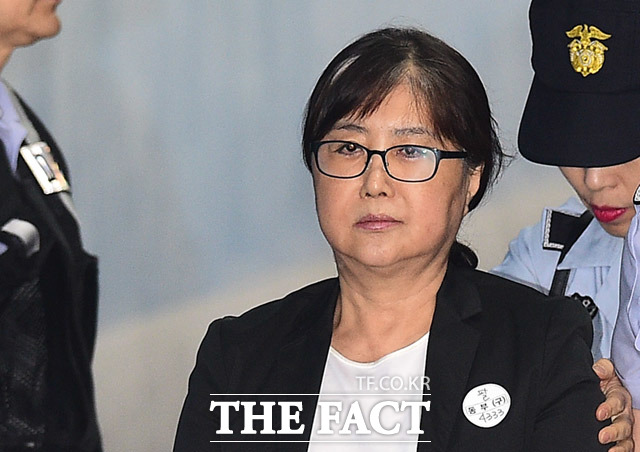 법원이 박근혜 정부 국정농단의 핵심 증거로 당시 박영수 특별검사팀에 제출된 태블릿PC를 최서원(개명 전 최순실) 씨에게 돌려주라고 판단했다. /더팩트DB