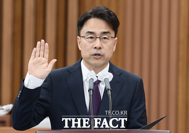 권영준 대법관 후보자가 11일 서울 여의도 국회에서 열린 인사청문회에 출석해 선서하고 있다.