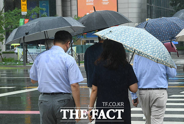 중부·전라·경북 북부내륙을 중심으로 많은 비가 이어지는 가운데 장마에 따른 피해도 확대되고 있다. 서울 전역에 호우경보가 발령된 6월 30일 오전 서울 종로구 경복궁역 일대의 시민들이 우산을 쓰고 발걸음을 재촉하고 있다./이동률 기자