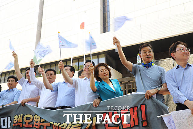 야당 의원들로 구성된 후쿠시마 핵 오염수 투기 저지 대한민국 의원단이 11일 오후 일본 도쿄 고등법원 재판소 앞에서 열린 일본 탈핵시민사회 연대 집회에 참석해 깃발을 흔들고 있다. /후쿠시마 핵오염수 해양투기 저지 국회의원단