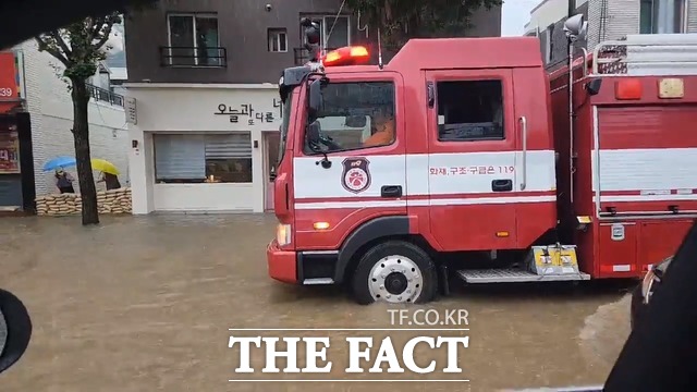 초복인 11일 광주와 전남 지역에 많은 비가 내리면서 호우 피해가 잇따르고 있다.사진은 광주시 서구청 인근 한 도로가 물에 잠긴 모습./독자 제공