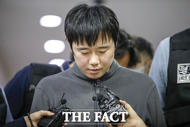 신당역 스토킹 살인사건의 피의자 전주환이 지난해 9월 21일 오전 서울 중구 남대문경찰서에서 검찰로 송치되고 있다. /이동률 기자