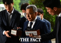  '가짜 수산업자 포르쉐' 박영수 첫 재판서 혐의 전면 부인